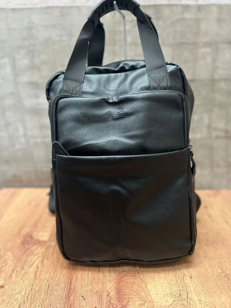 Men's Leather Backpack? Launch?
  Eco-leather Backpack 

R$:70.00 WHOLESALE