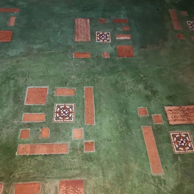 Terreno enorme com muita benfeitoria em rua fechada e pavimentada. - Foto 5