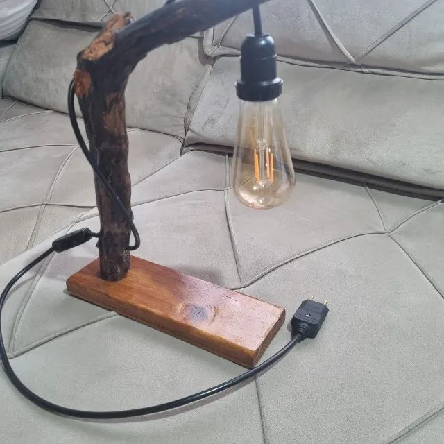 Linda luminária de mesa em madeira - Foto 2