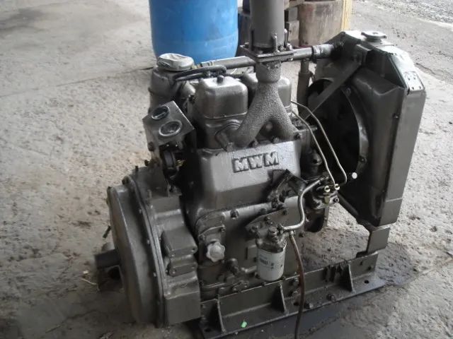 Grades, arados, concha e motor usados