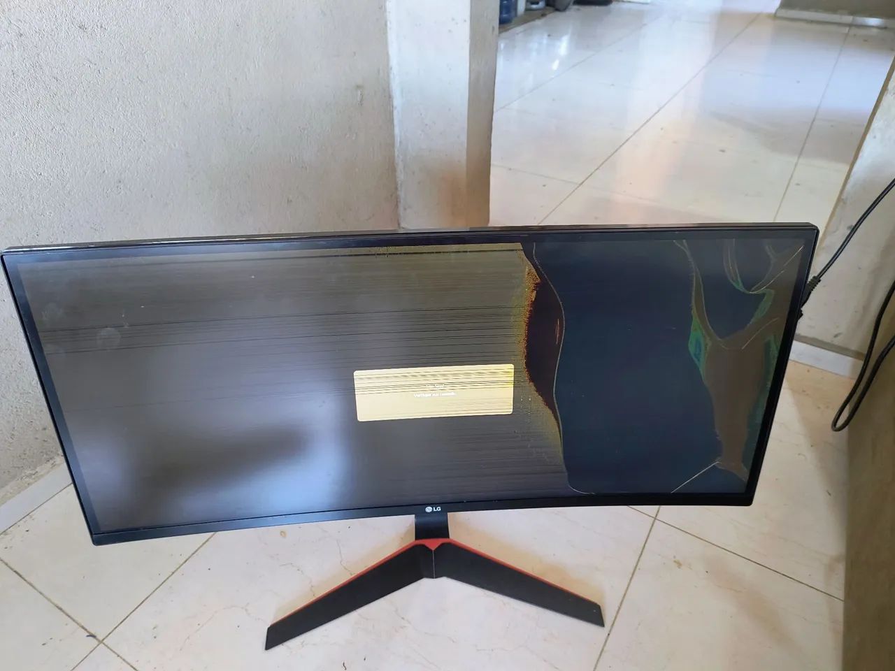 Monitor gamer LG de 34 polegadas com tela trincada no canto mas funcionando concerta . - Foto 2
