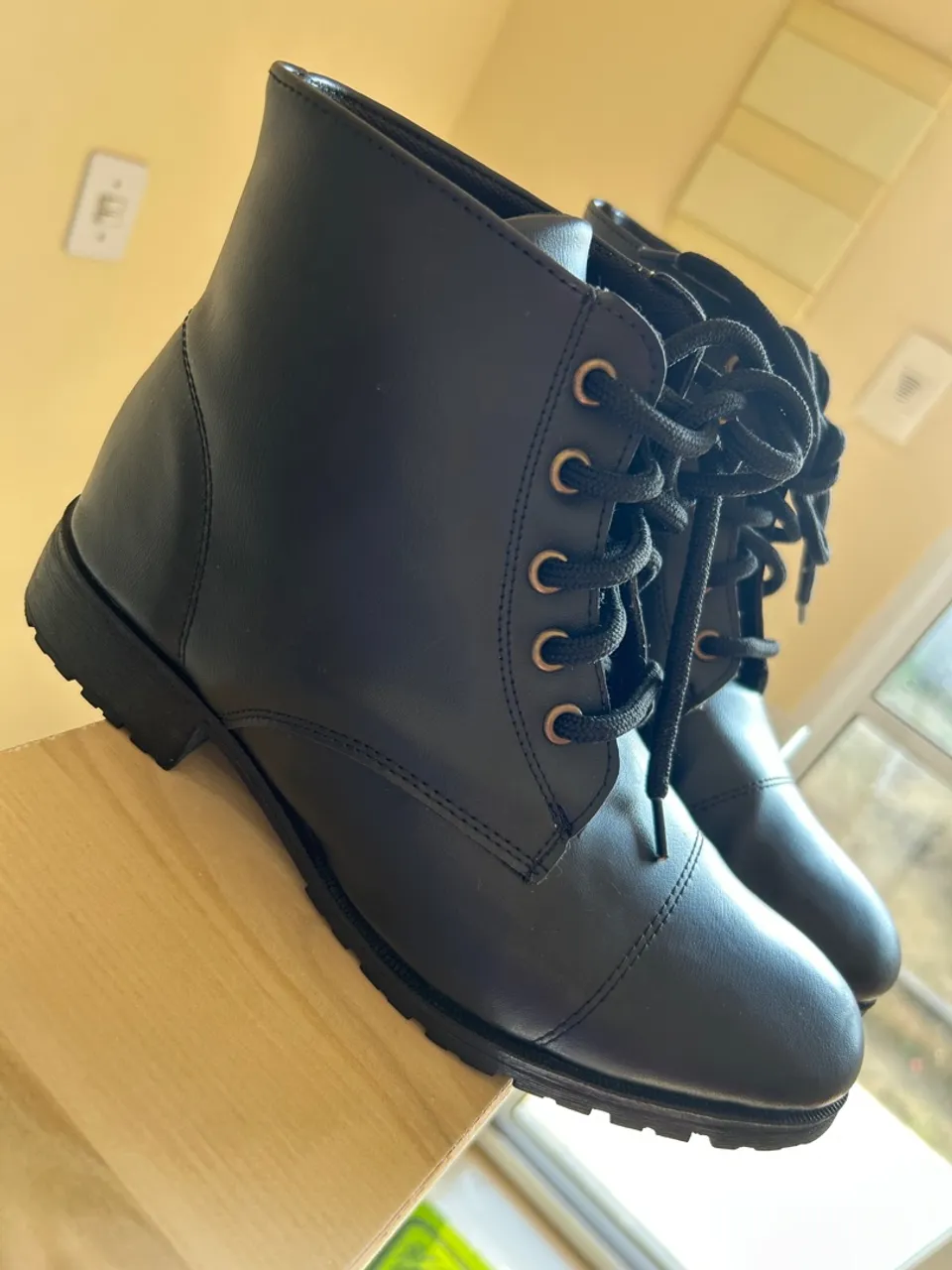 Bota Coturno Feminina Preta - Conforto e Estilo