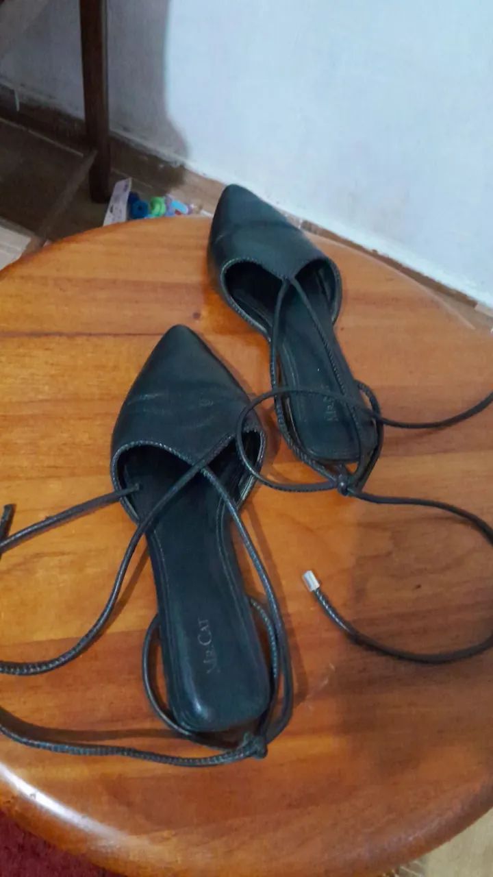 Sandálias de couro preto com amarração - Foto 4