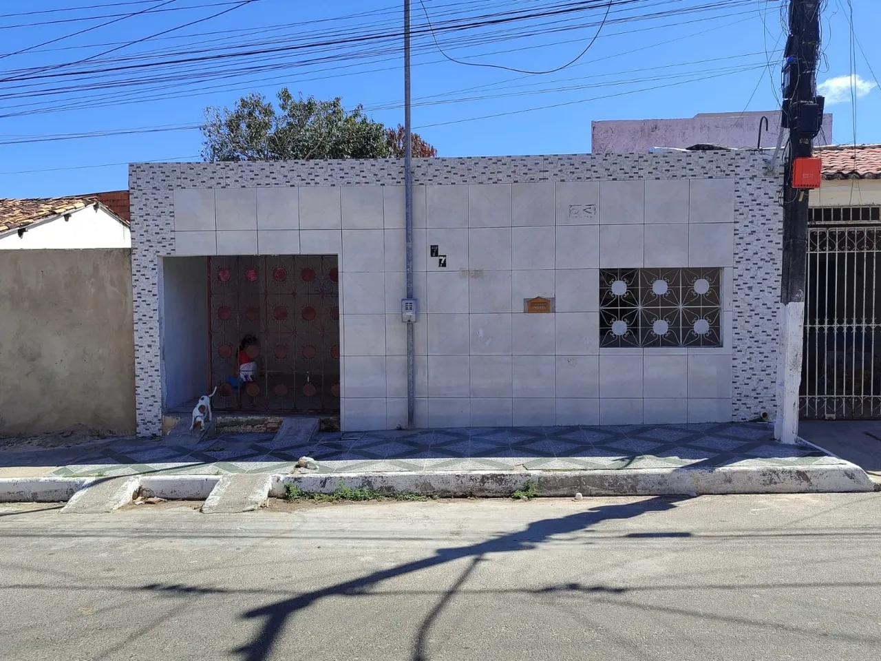 Vende-se casa ampla.