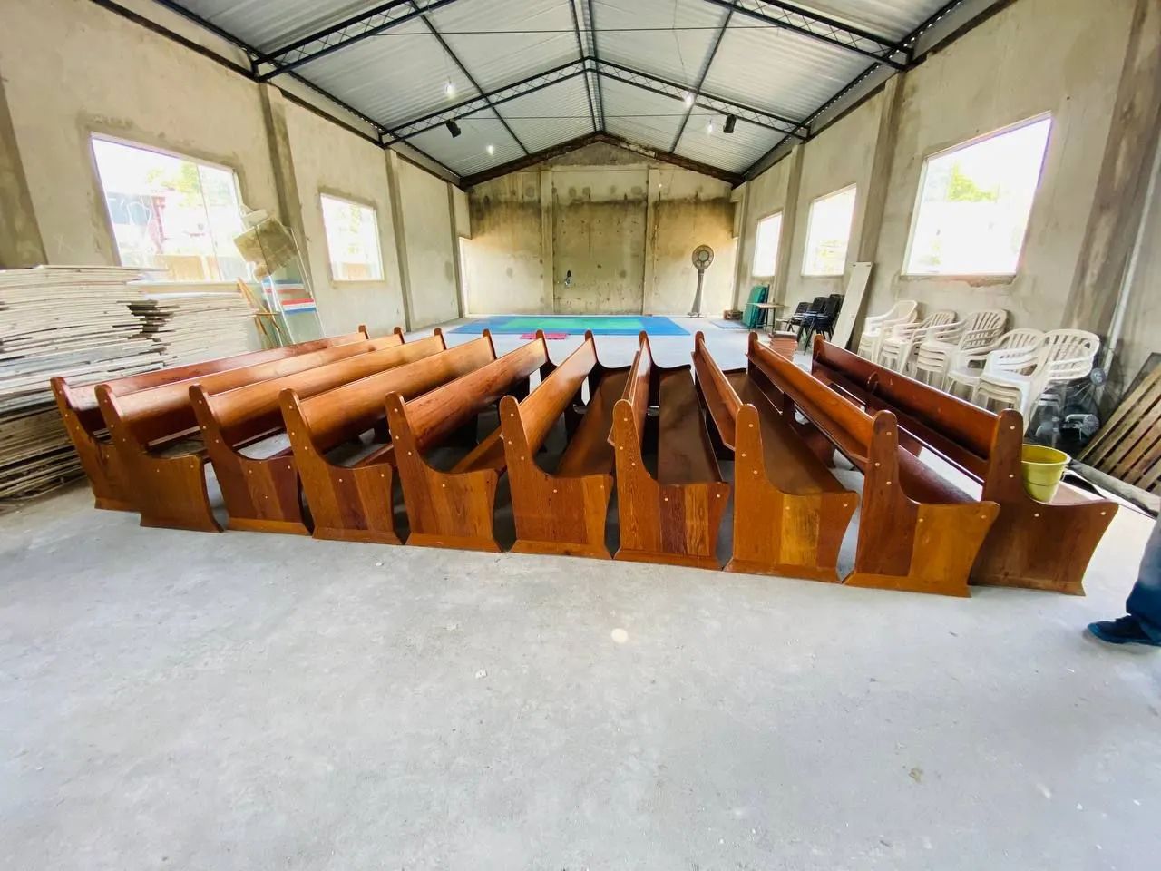 10 bancos de Igreja em Madeira e  10 cadeiras  - Foto 3