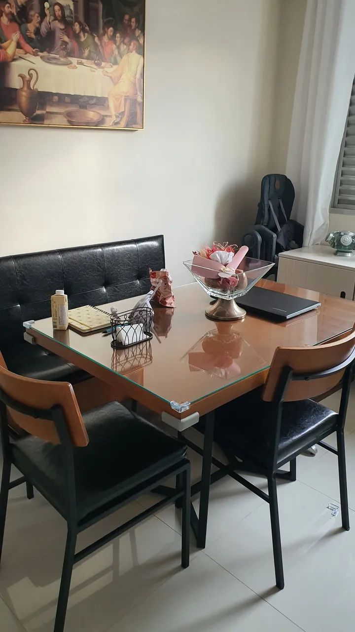 Conjunto mesa, 02 cadeiras e banco baú de madeira maciça