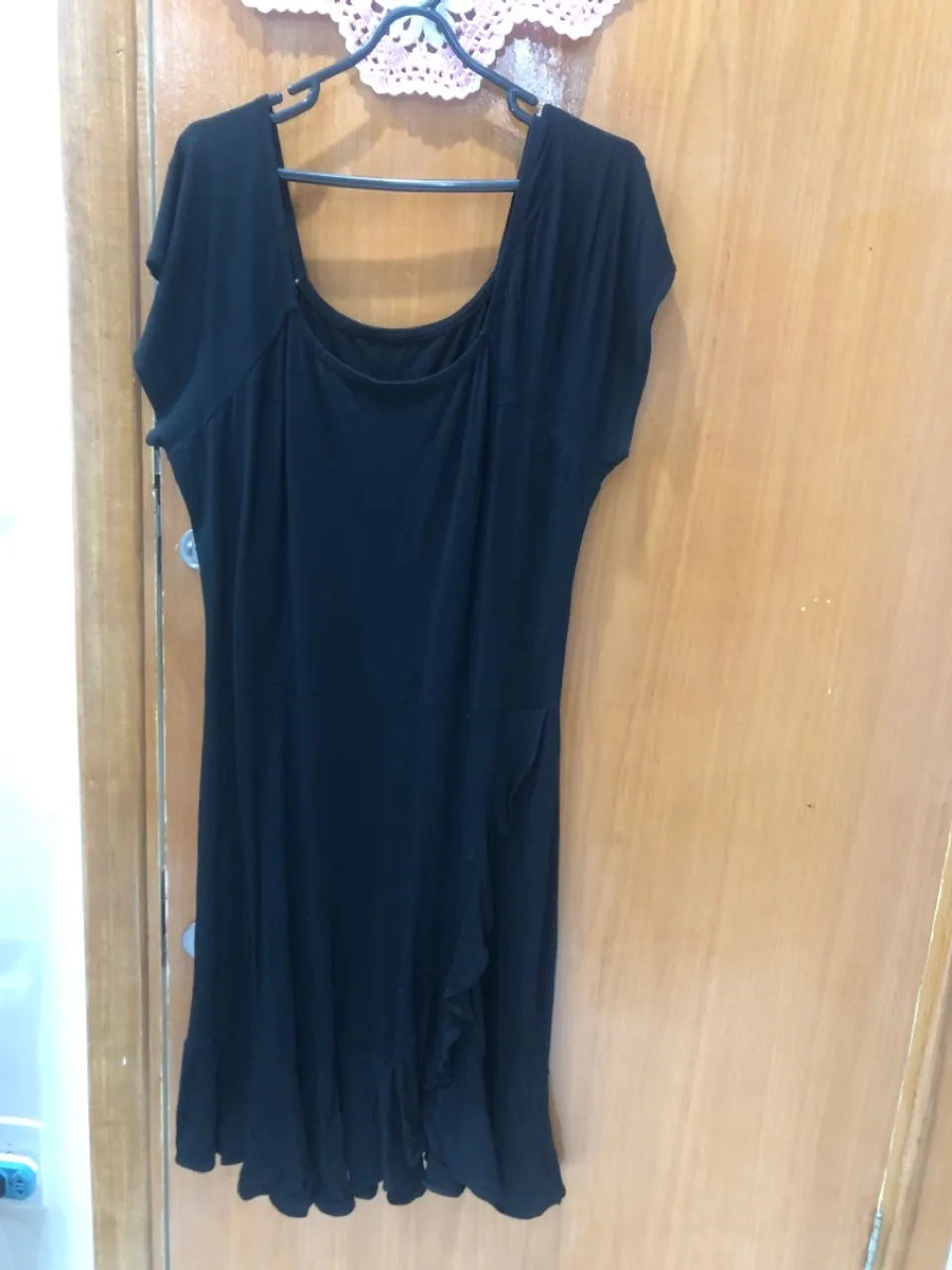 Vestido preto com detalhe em babado