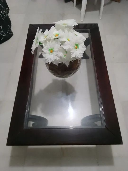 Mesa de centro em madeira com tampo de vidro