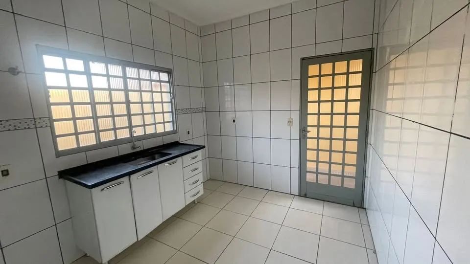 + Casa bem localizada com pátio  - Foto 3