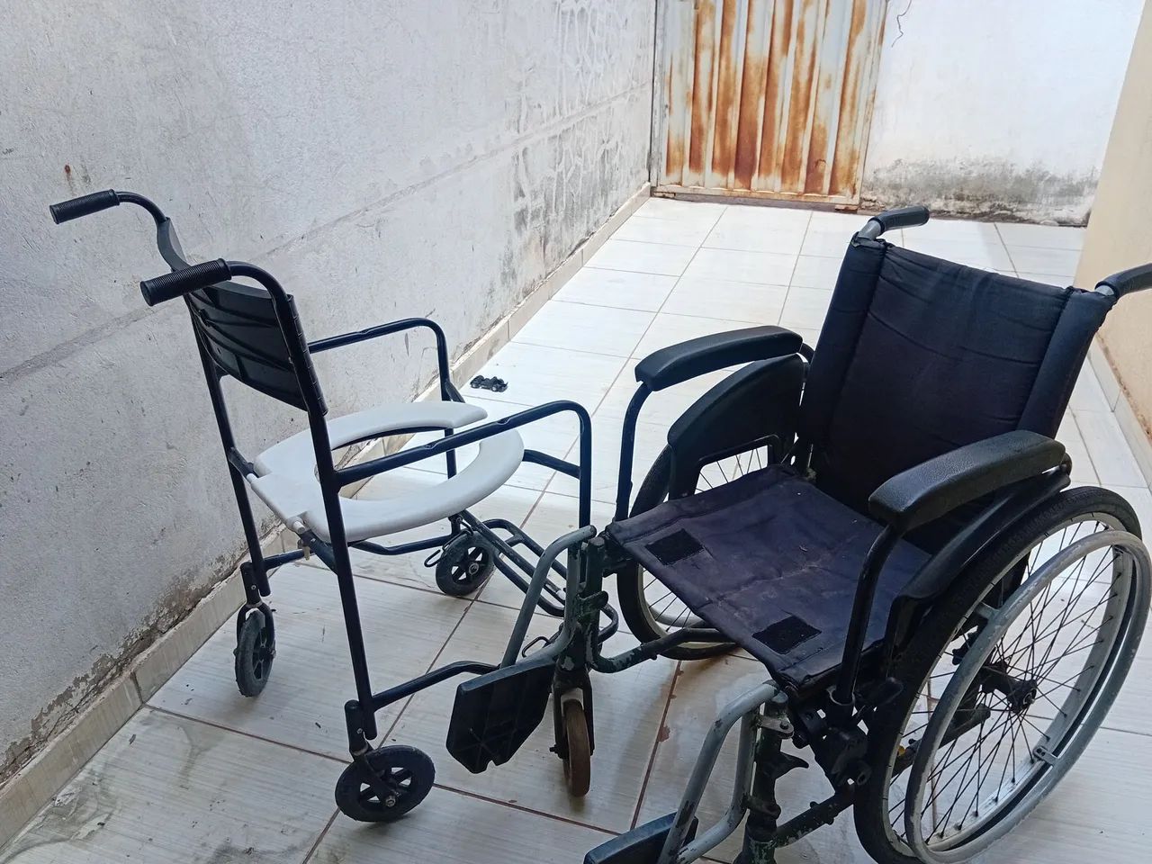 Cadeira de rodas e de banho para idosos