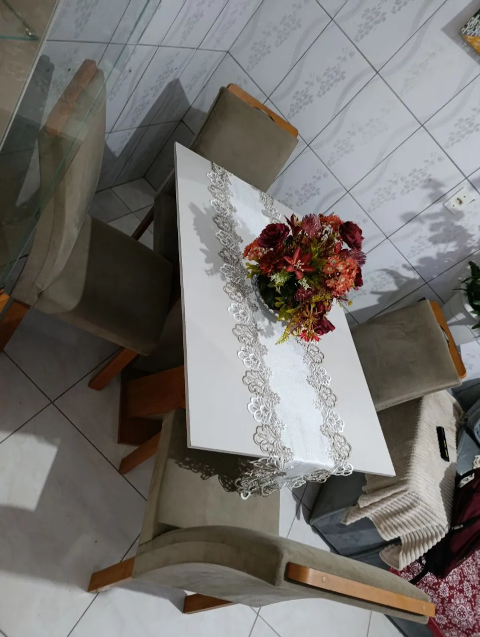 Conjunto Mesa de Jantar com 4 Cadeiras