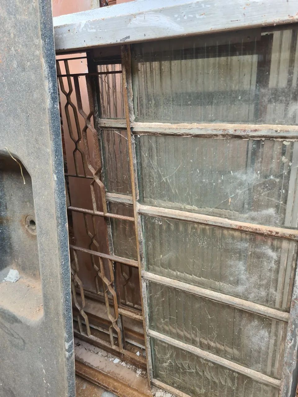 Janela de Vidro com Grade de Ferro - Foto 2