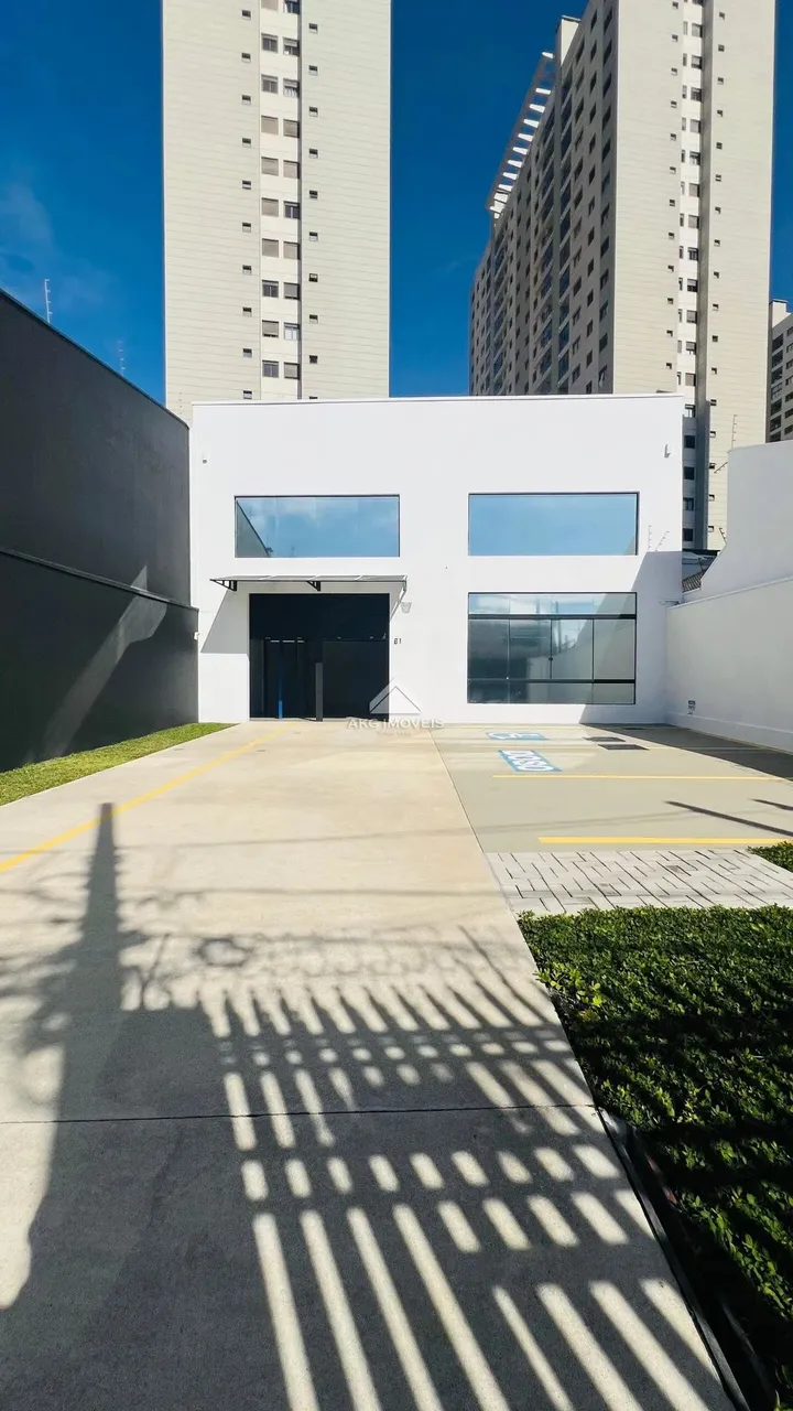 BARRACÃO COMERCIAL PARA ALUGAR NO CAPÃO RASO AMPLO, MODERNO E COM LOCALIZAÇÃO ESTRATÉGICA