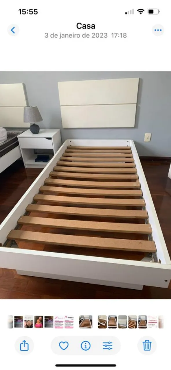 Cama de solteiro branca com estrado de madeira e painel