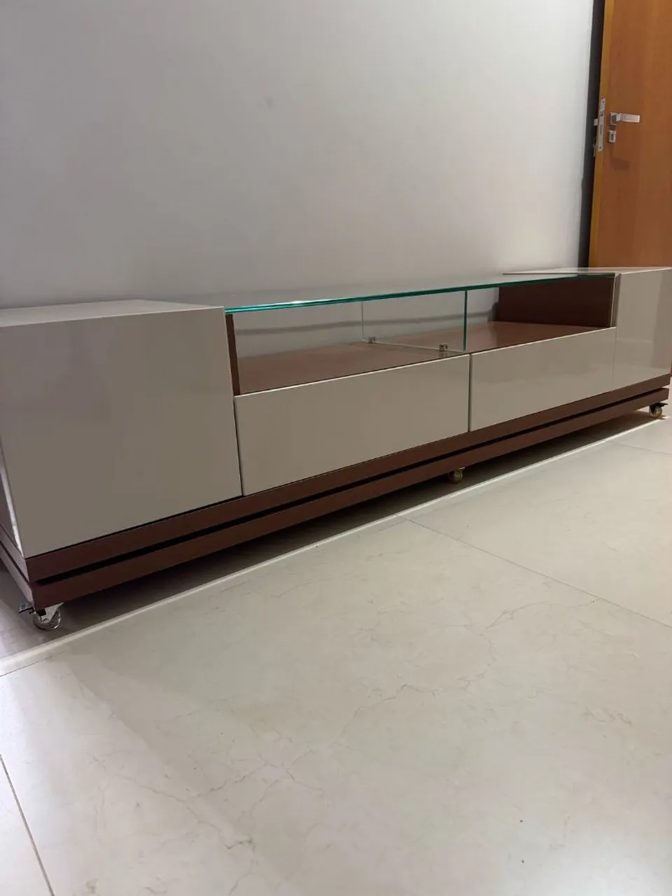 Rack de TV Moderno com Vidro e painel de Laka gelo 