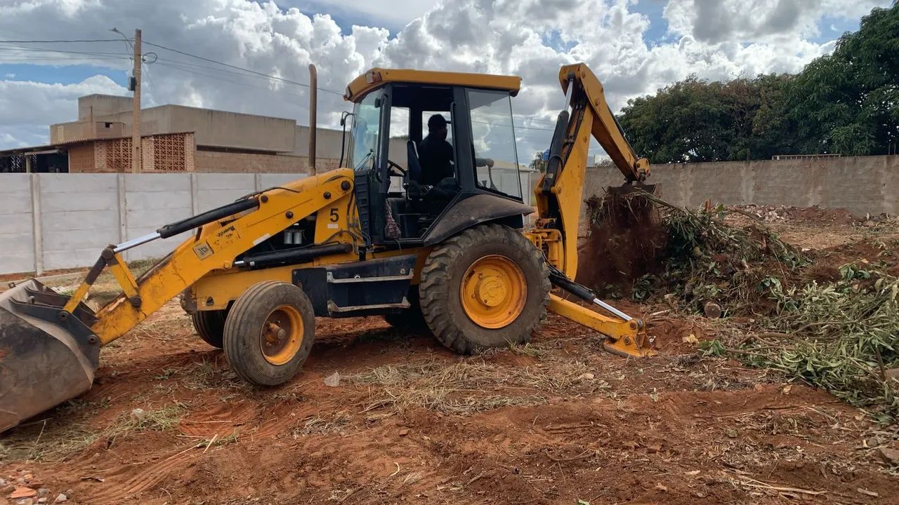 Aluguel de máquina retroescavadeira e areias para construções 