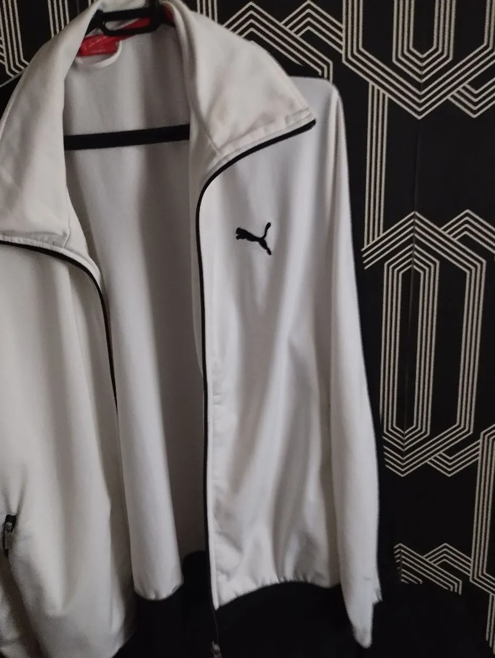 Jaqueta Puma branca com detalhes em preto