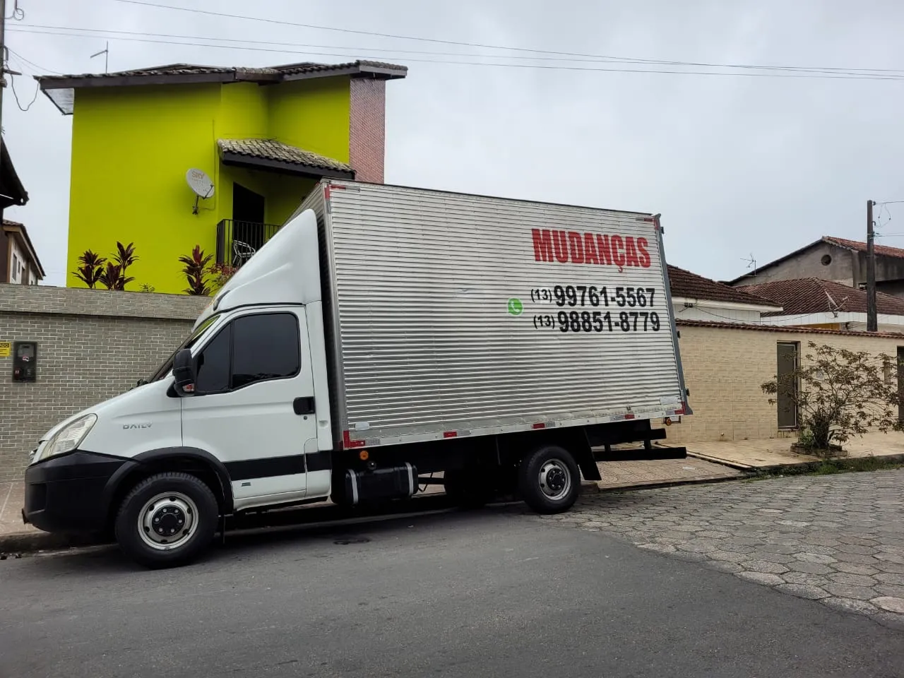 Caminhão de mudança e fretes