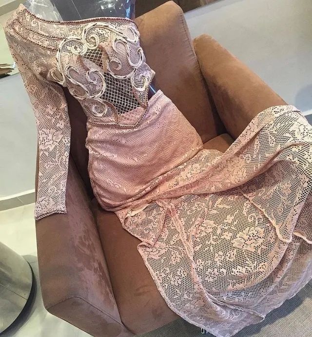Vestido busto bordado nude