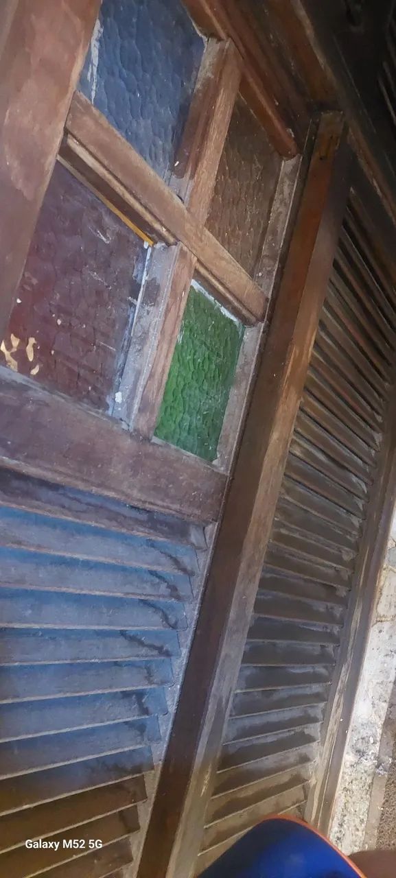 Janelas de madeira antigas com vidros