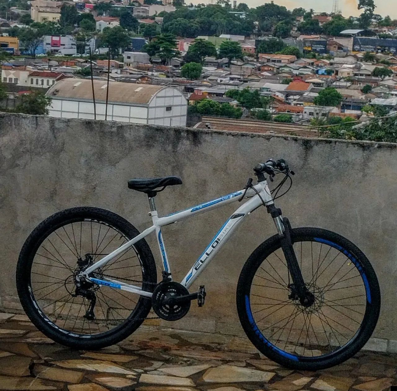 Bicicleta Elloi aro 29 branca e azul  - Foto 4