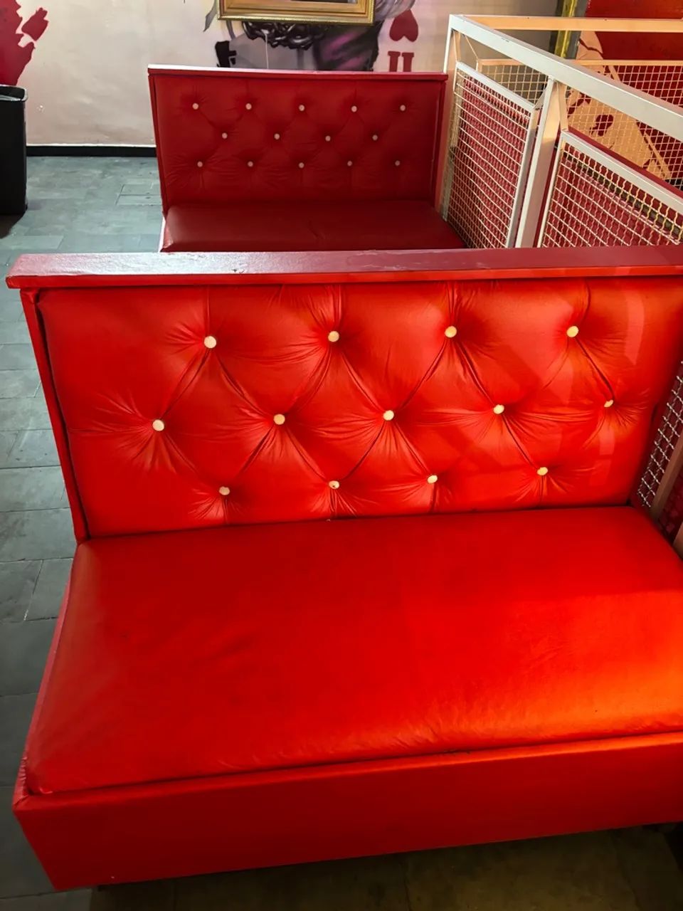 Sofá Vermelho Estiloso para Ambientes Modernos - Foto 4