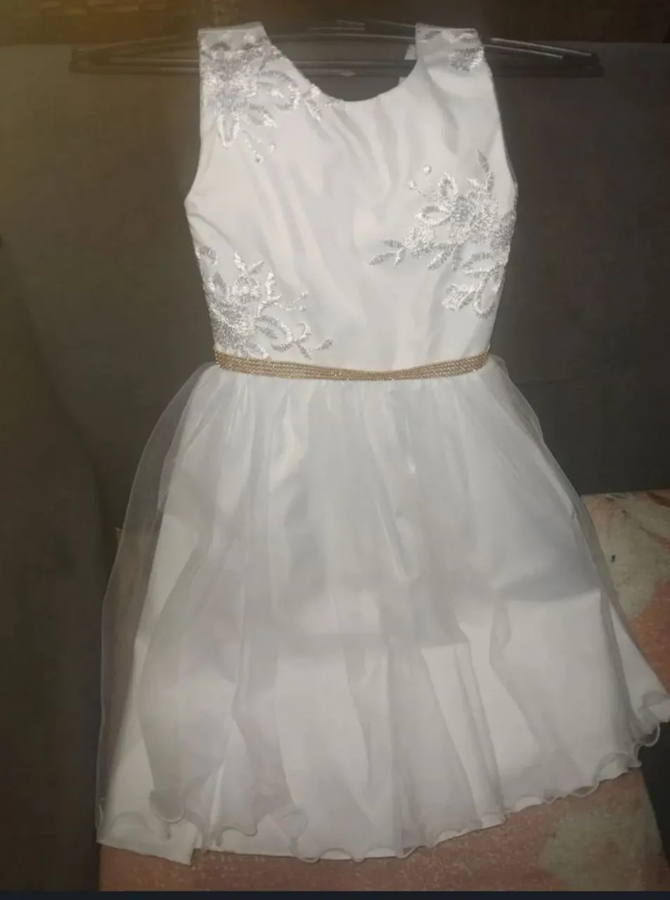 Vestido Branco Infantil com Detalhes Bordados