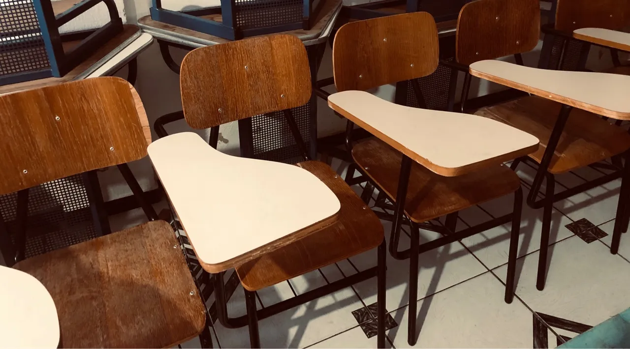 Cadeiras universitárias com prancheta