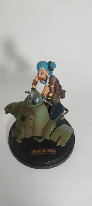 Boneco Dragon Ball Z Bulma em sua nave espacial