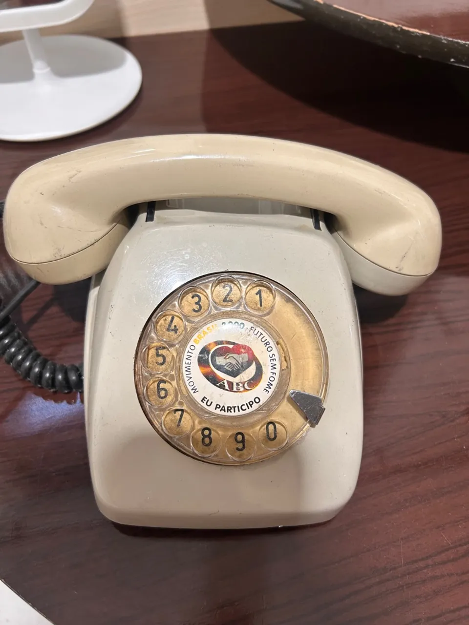 Telefone fixo retrô com disco giratório