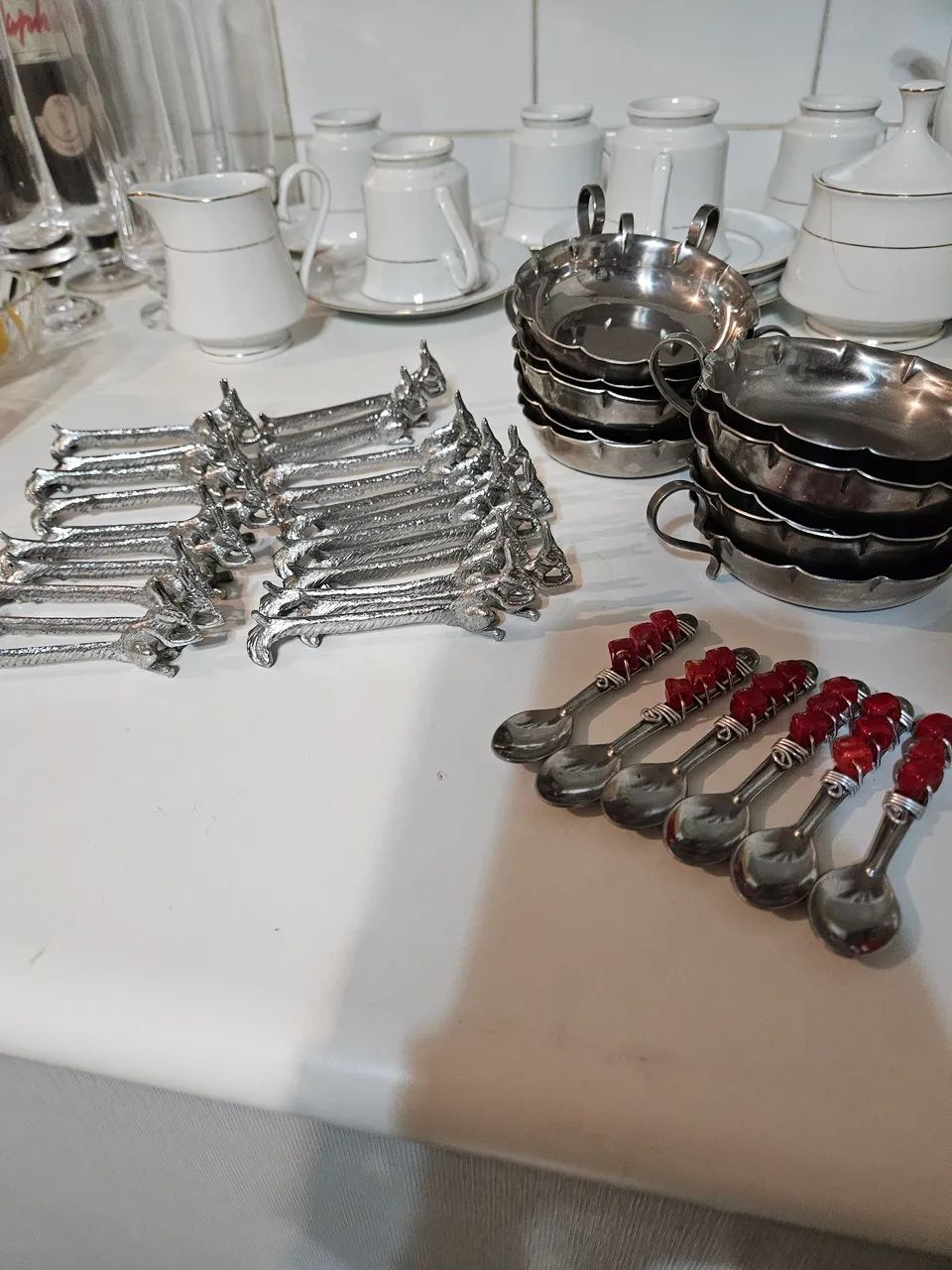 Conjunto de taças de sobremesa, 20 porta talheres, e  6 colheres de café  - Foto 2