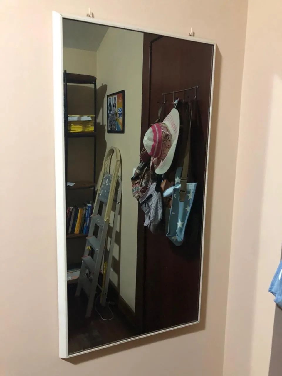 Espelho com moldura branca 