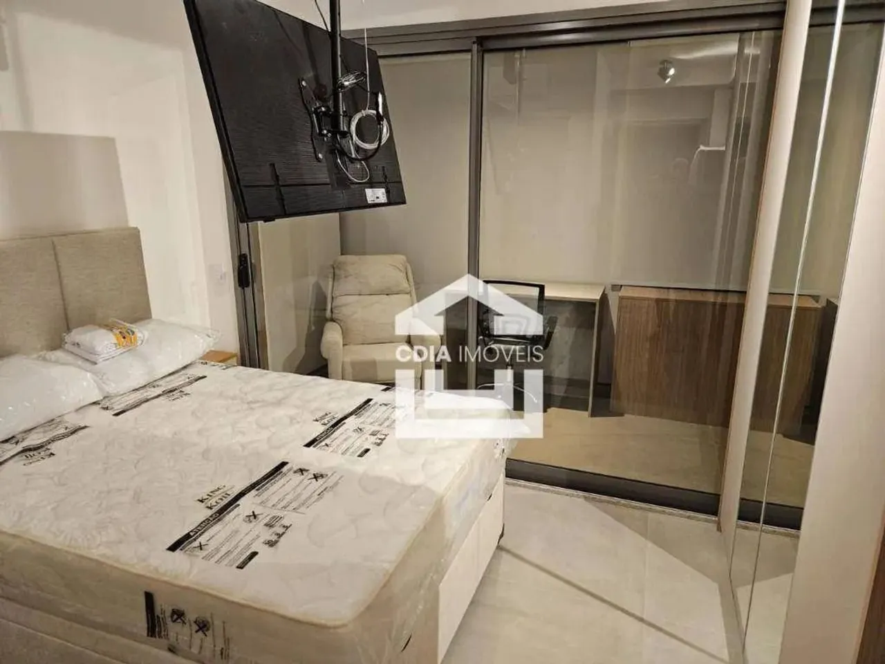Studio para locação com 1 dormitório e 1 banheiro. Localizado em Pinheiros.