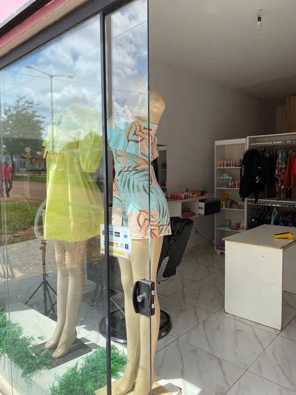 Loja de roupas e maquiagem