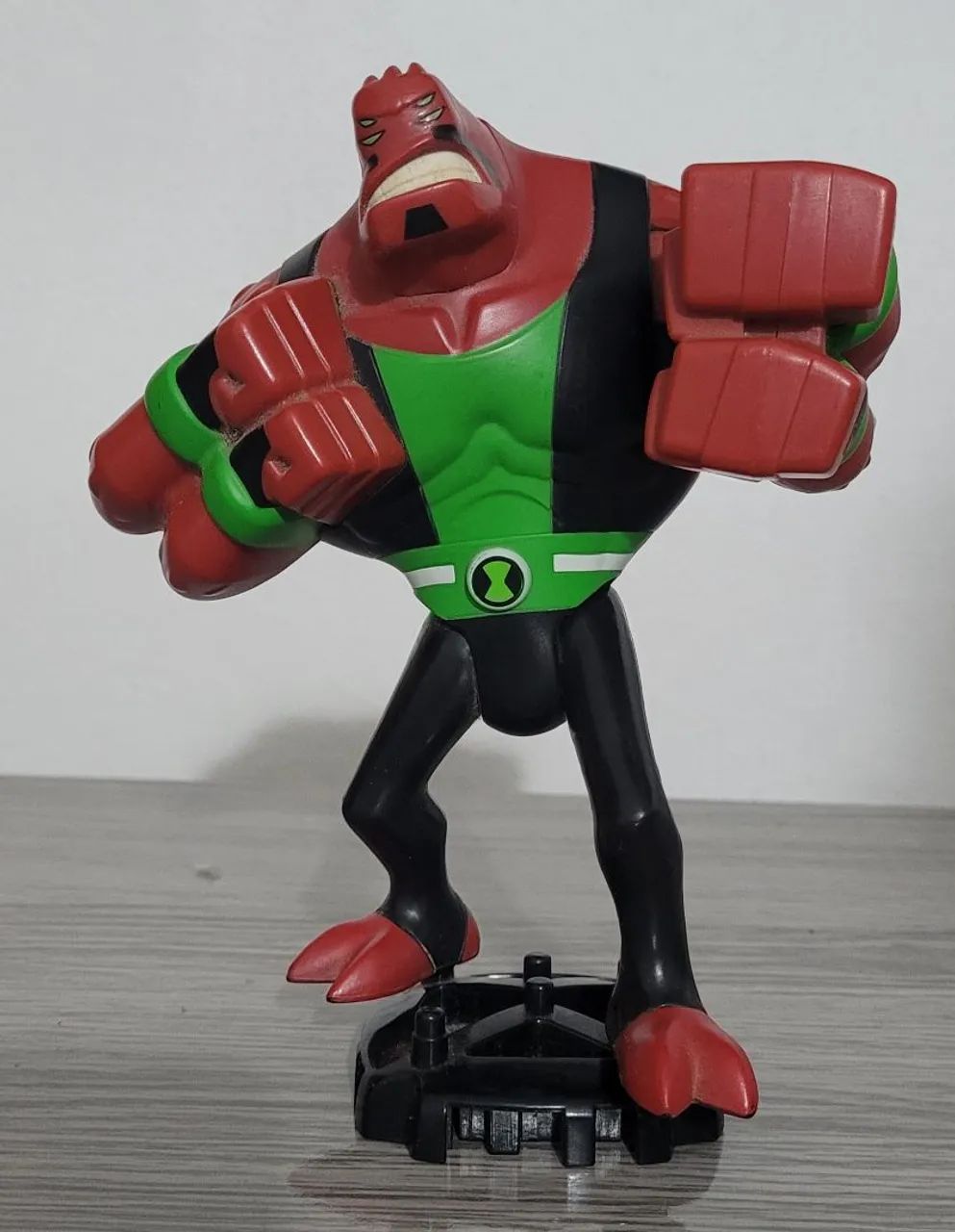 BONECO QUATRO BRAÇOS - BEN 10 OMNIVERSE (COM BASE DO RELÓGIO)