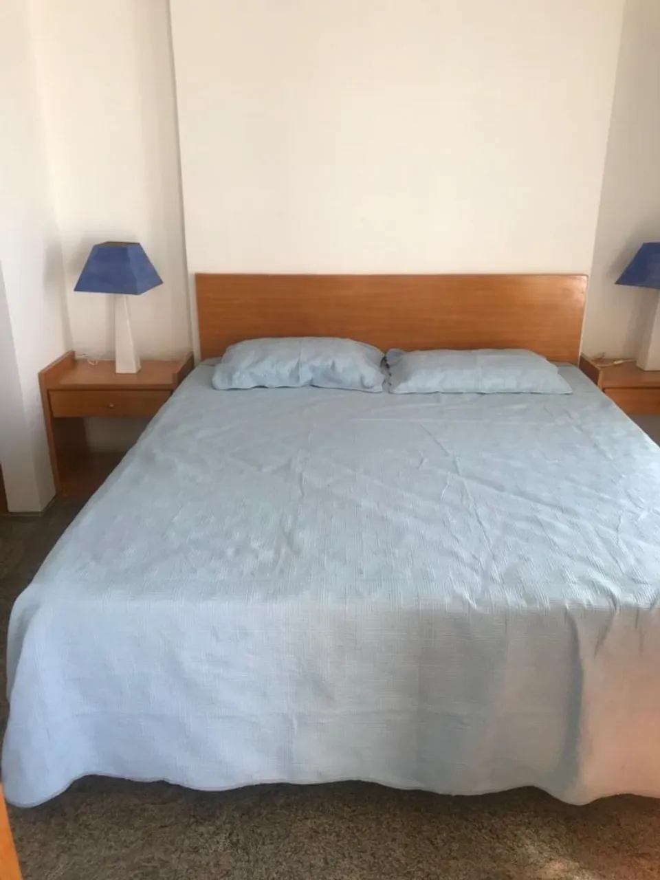 Alugo apartamento em frente ao mar.