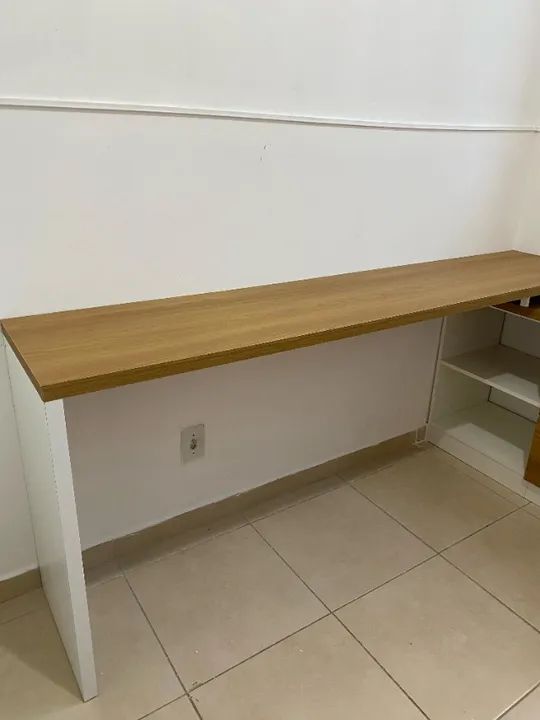 Mesa de escritório em L (MDF branco e freijó) - Foto 3