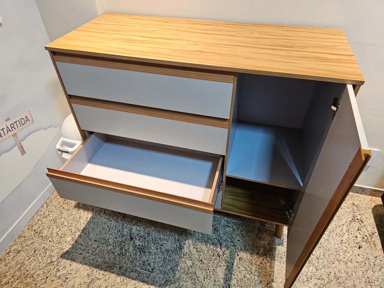 Cômoda com 1 porta e 4 Gavetas Amadeirado