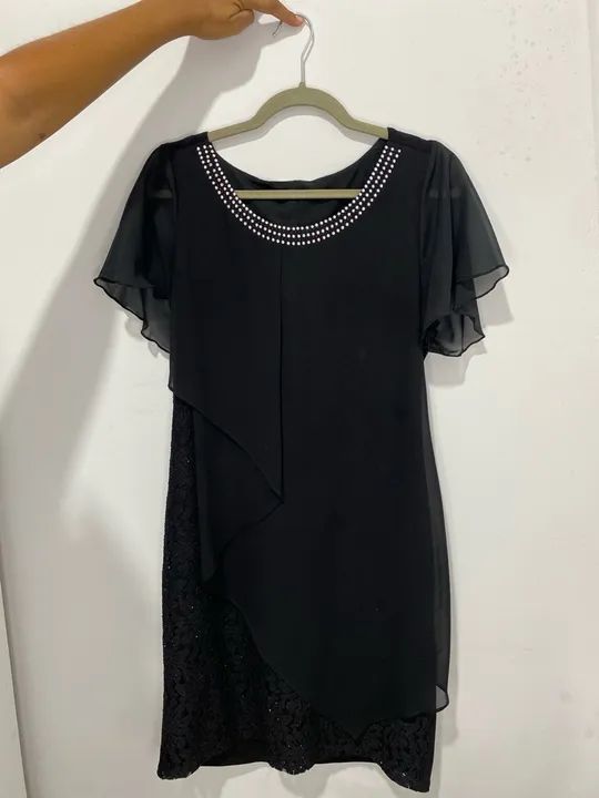Vestido preto com renda e detalhes em pedrarias
