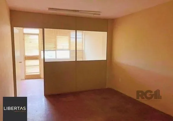 Sala / Conjunto comercial no Partenon com 32m² desocupada fundos