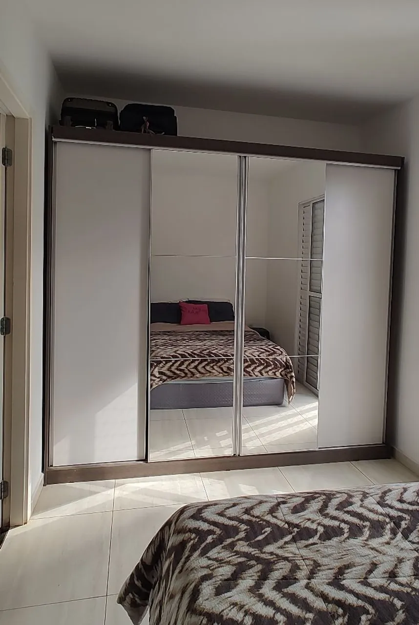 Guarda-roupa de casal com espelho