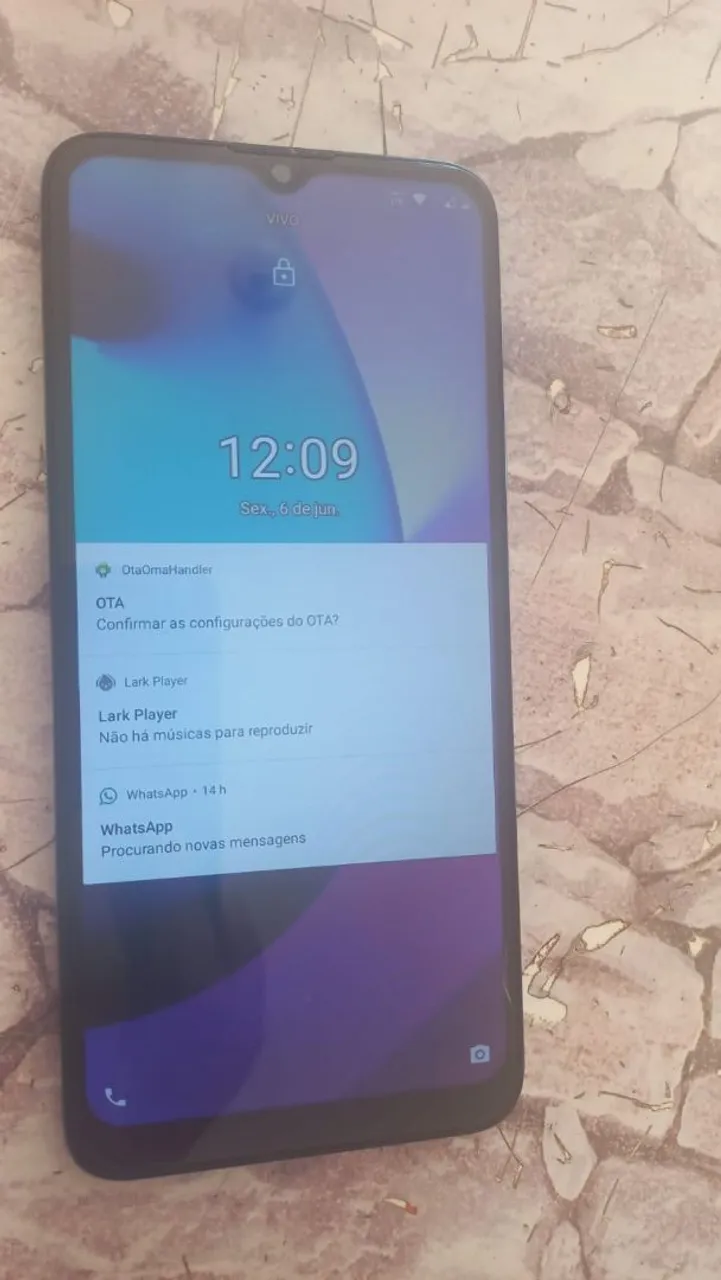 Vende-se celular moto e 22 barato para sair logo