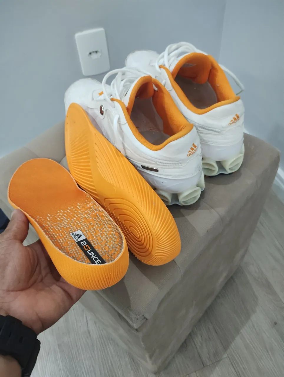 Tênis Adidas Branco com Detalhes Laranja - Foto 4