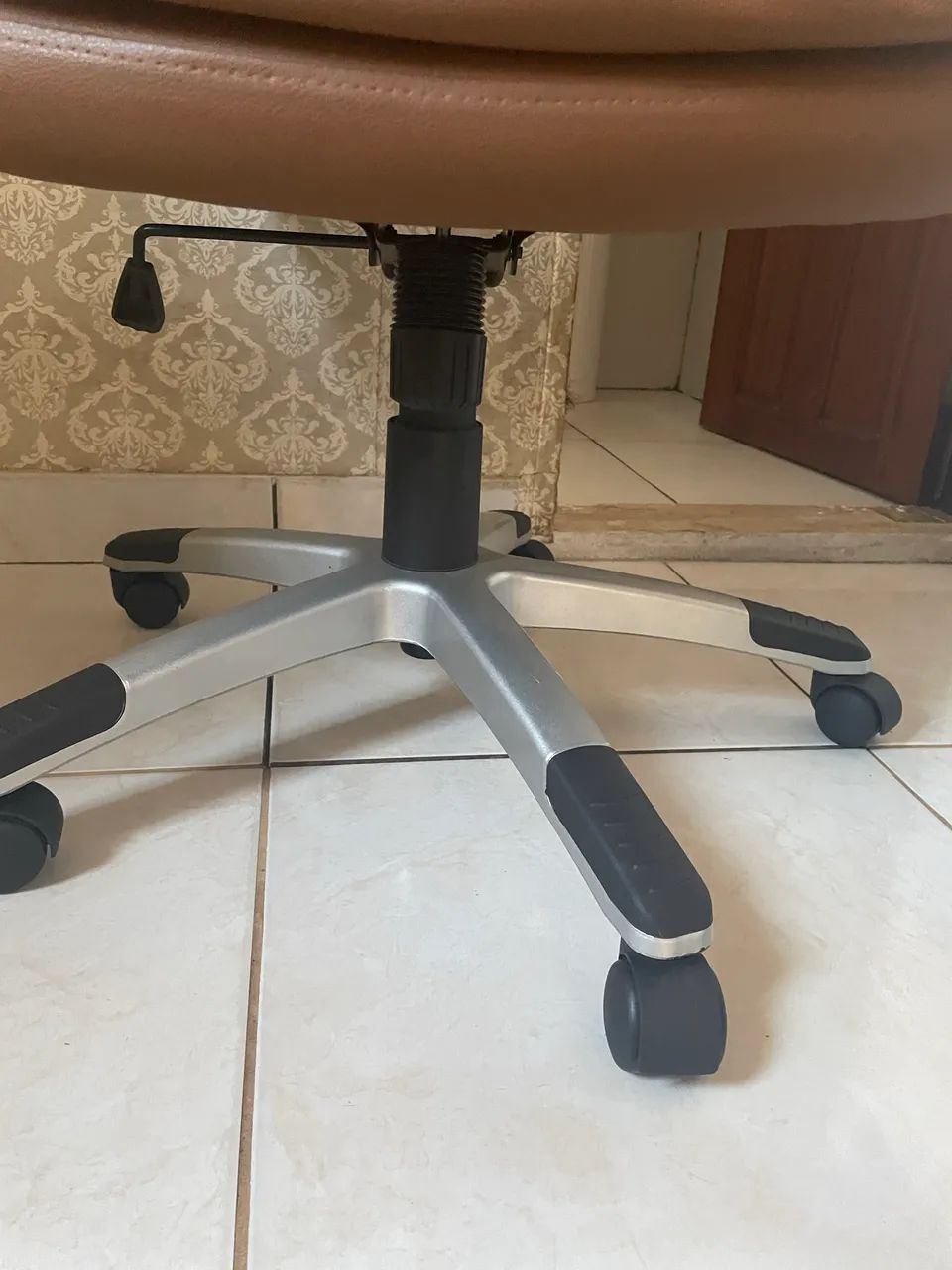 Vendo cadeira e mesa de escrivania - Foto 3