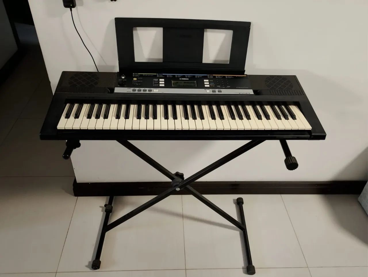 Teclado Yamaha com capa e suporte