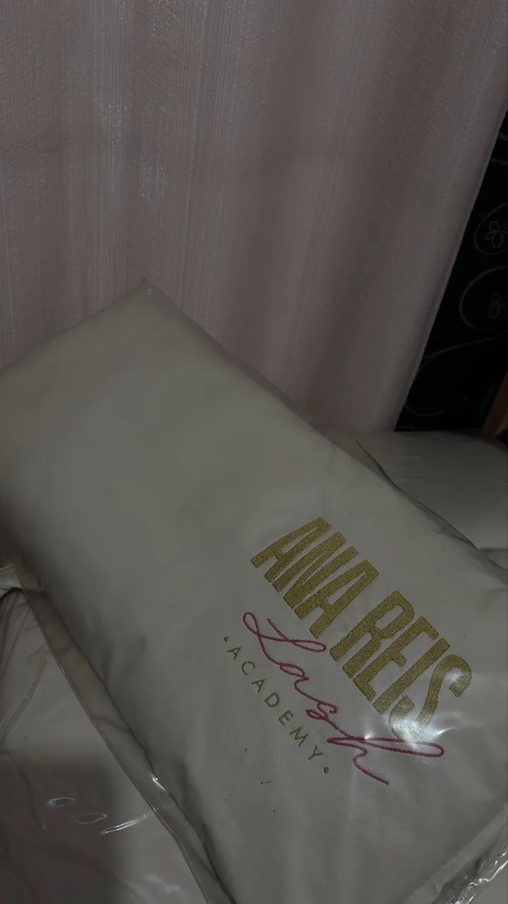 Maca de estética off white com pés dourados  - Foto 4