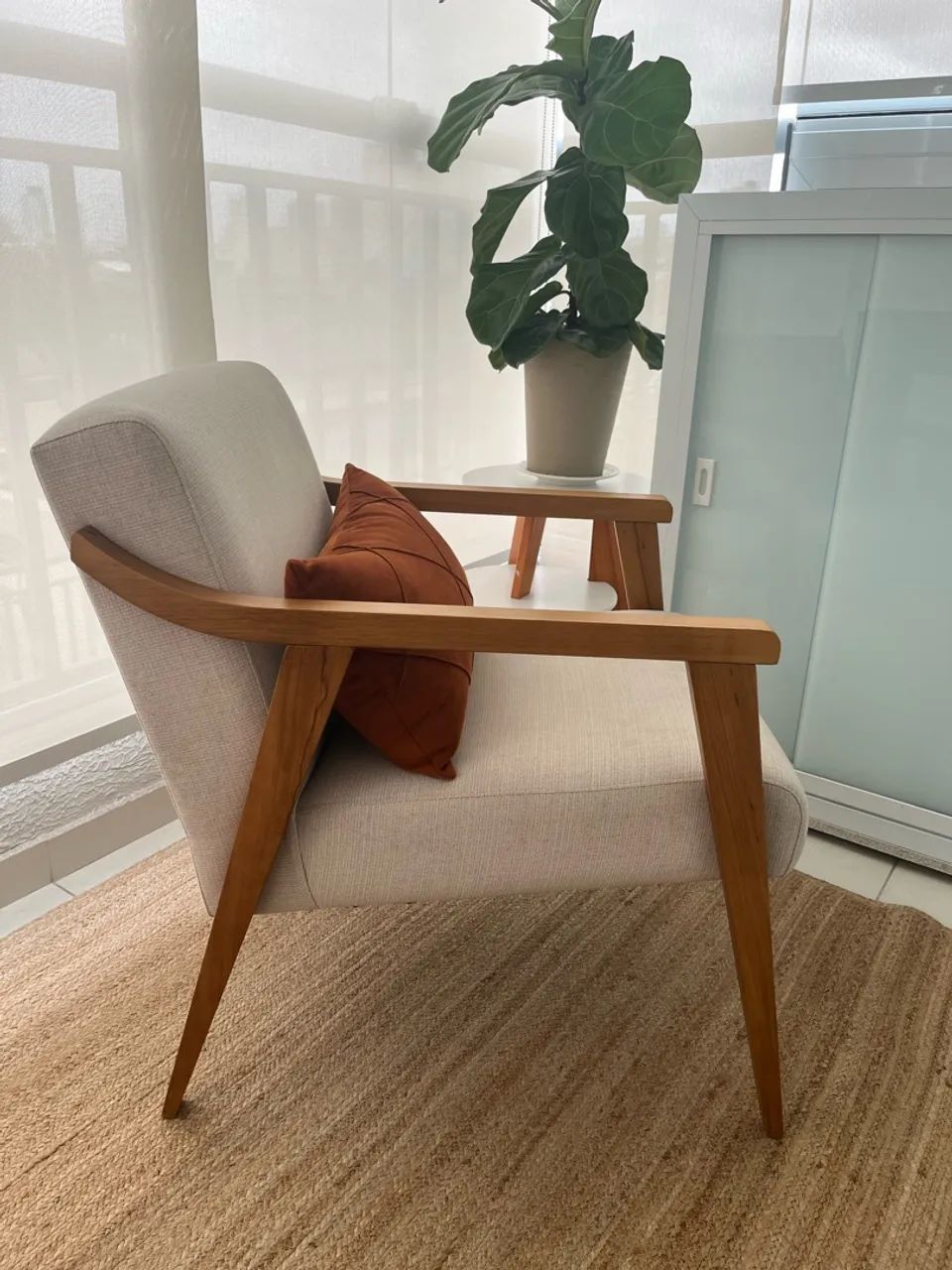  POLTRONA DECORATIVA COM BRAÇOS DE MADEIRA - MODERNA E ELEGANTE - Foto 3