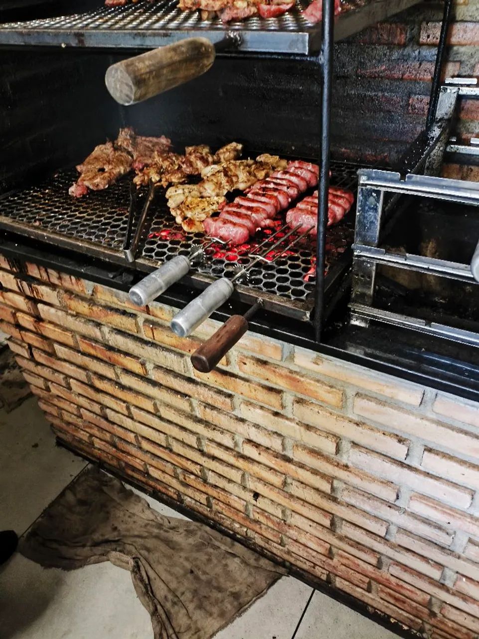 Churrasqueiro/auxiliar cozinha 