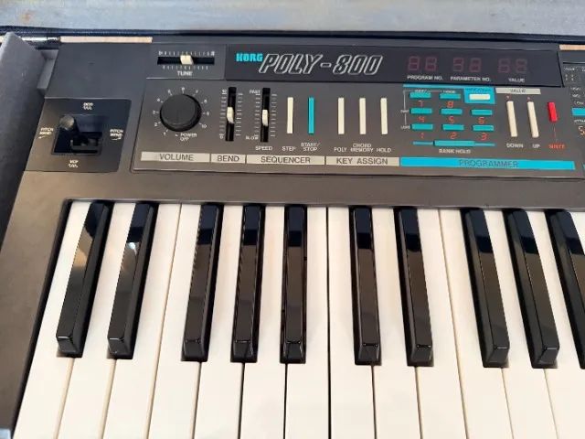 Sintetizador analógico vintage Korg Poly-800 com case original - Foto 3