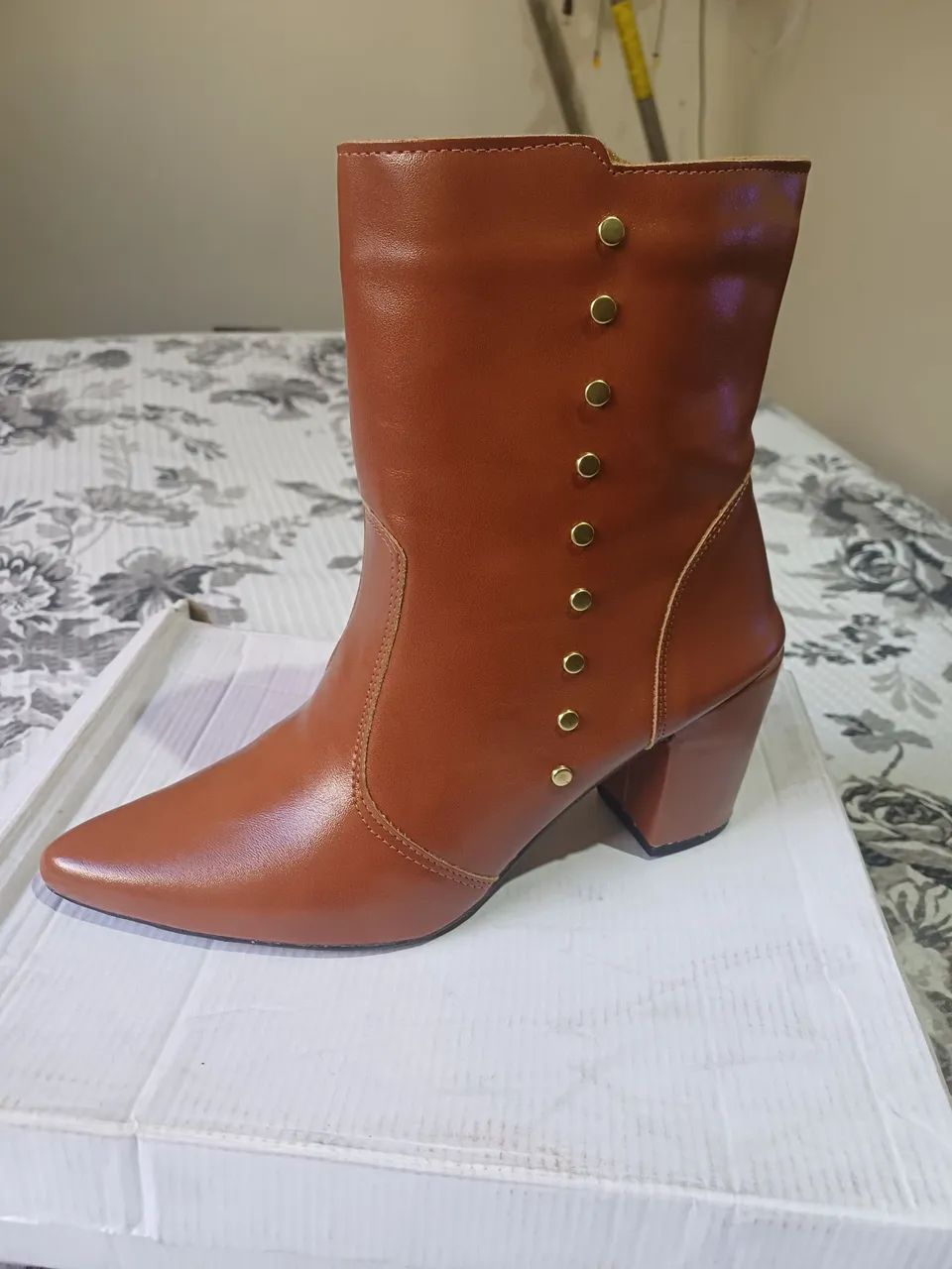 Vende-se bota nunca usada.